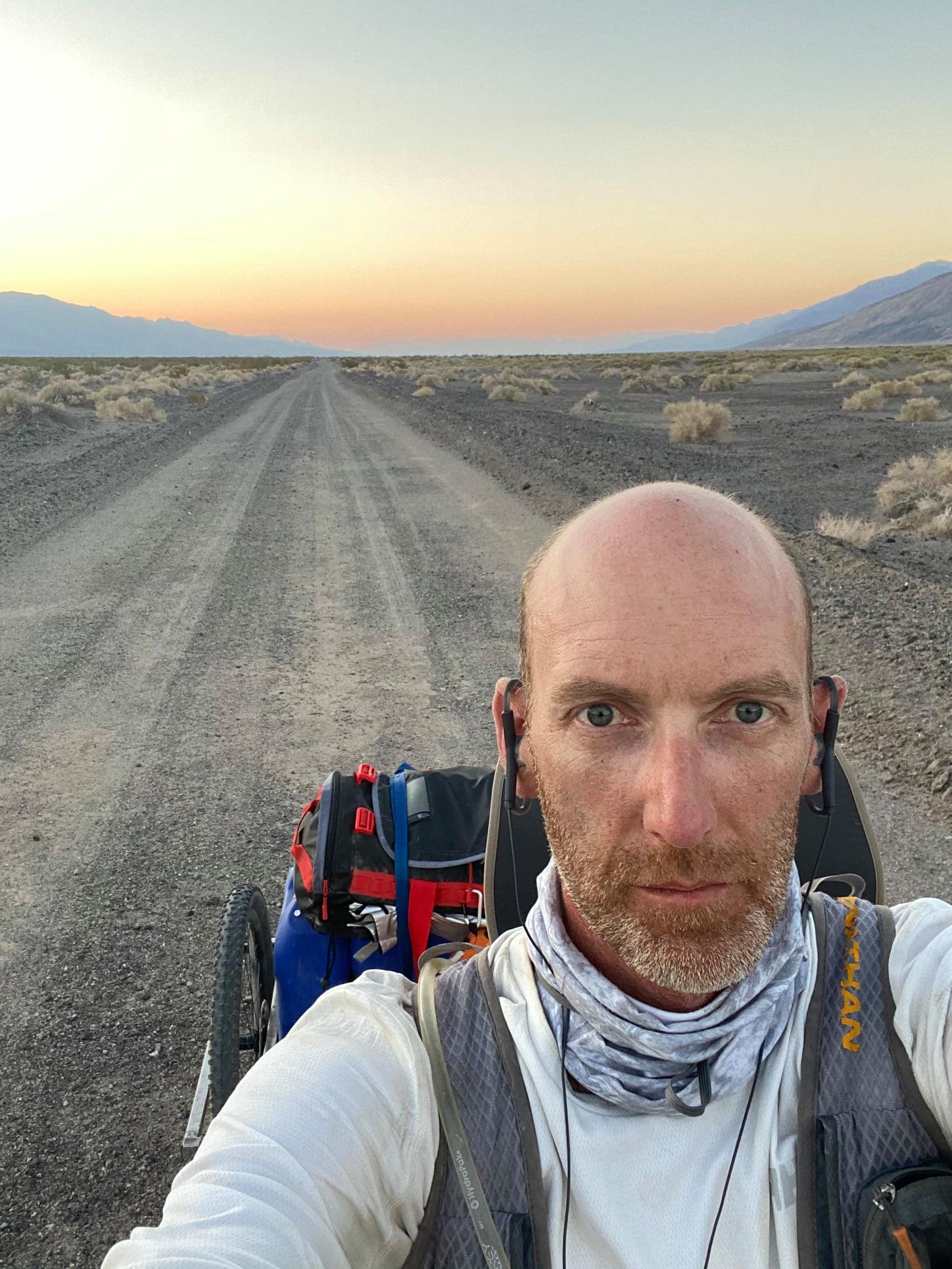 Roland Banas traverse la Vallée de la Mort