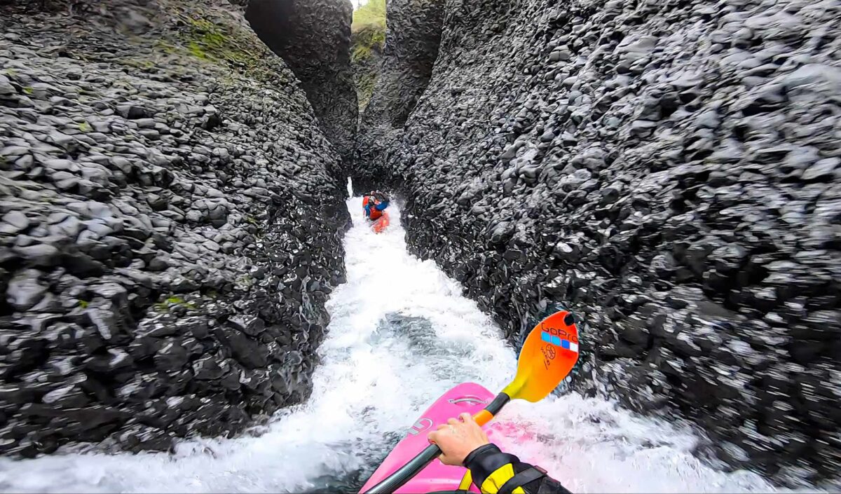 Dane Jackson descend en kayak la rivière la plus étroite au monde