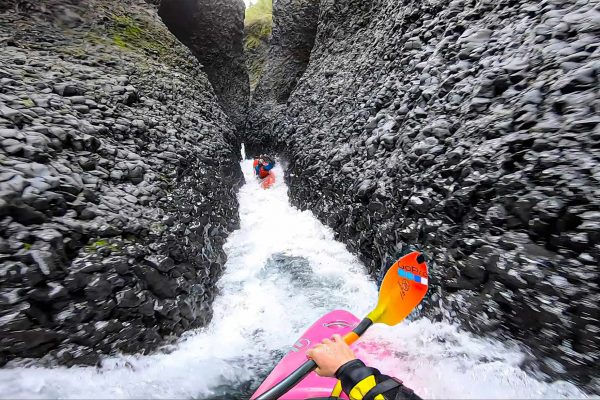 Dane Jackson descend en kayak la rivière la plus étroite au monde
