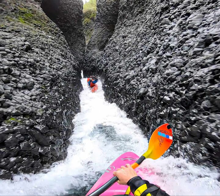 Dane Jackson descend en kayak la rivière la plus étroite au monde