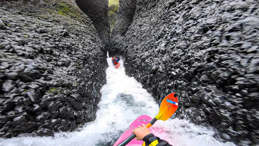 Dane Jackson descend en kayak la rivière la plus étroite au monde
