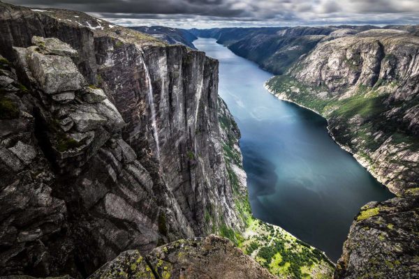 Pete whittaker enchaîne les 800m de la falaise de Kjerag