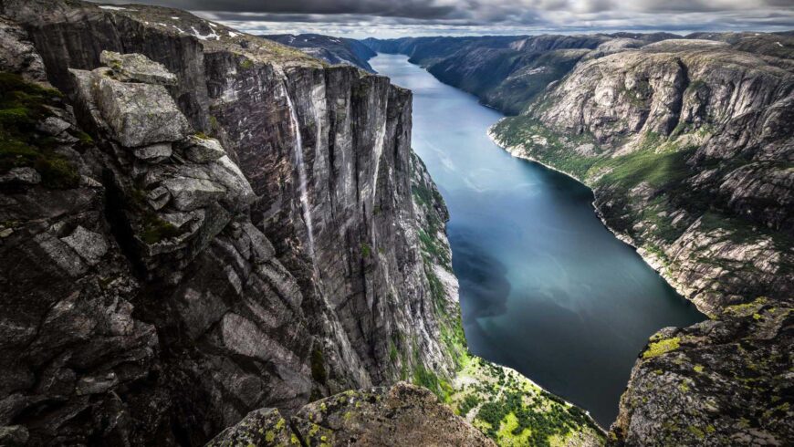 Pete whittaker enchaîne les 800m de la falaise de Kjerag