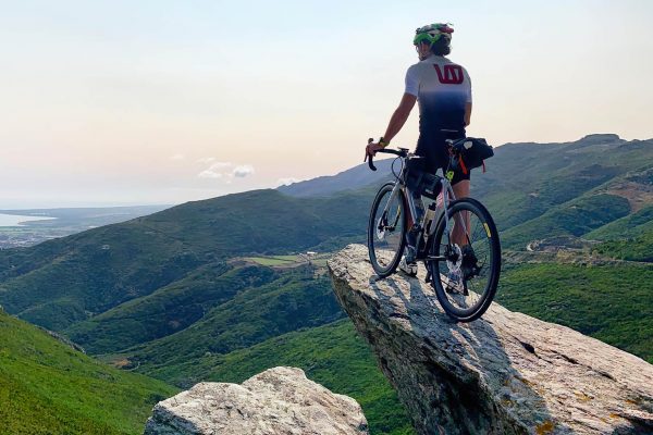 Couvre-feu : Stéphane Brogniart à l’assaut du tour de Corse à vélo