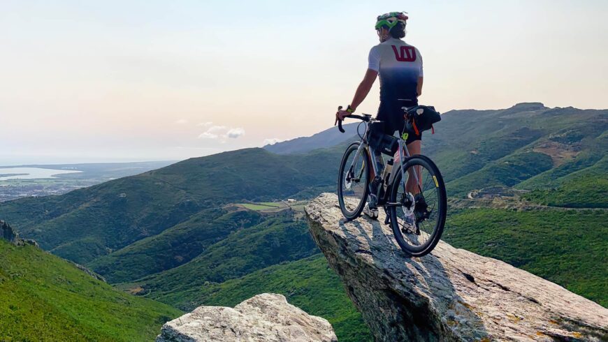 Couvre-feu : Stéphane Brogniart à l’assaut du tour de Corse à vélo