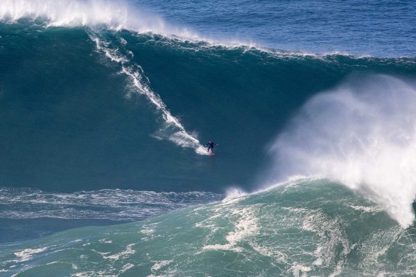 Justine Dupont surfe sa plus grosse vague à Nazaré