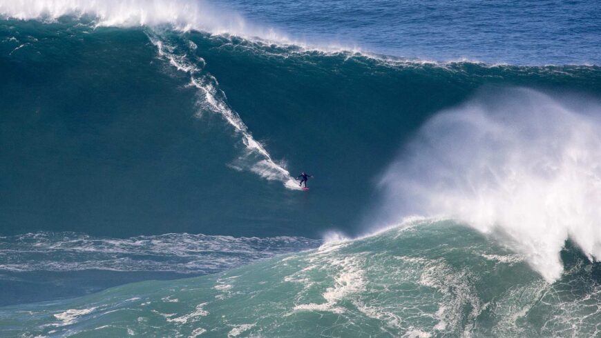 Justine Dupont surfe sa plus grosse vague à Nazaré