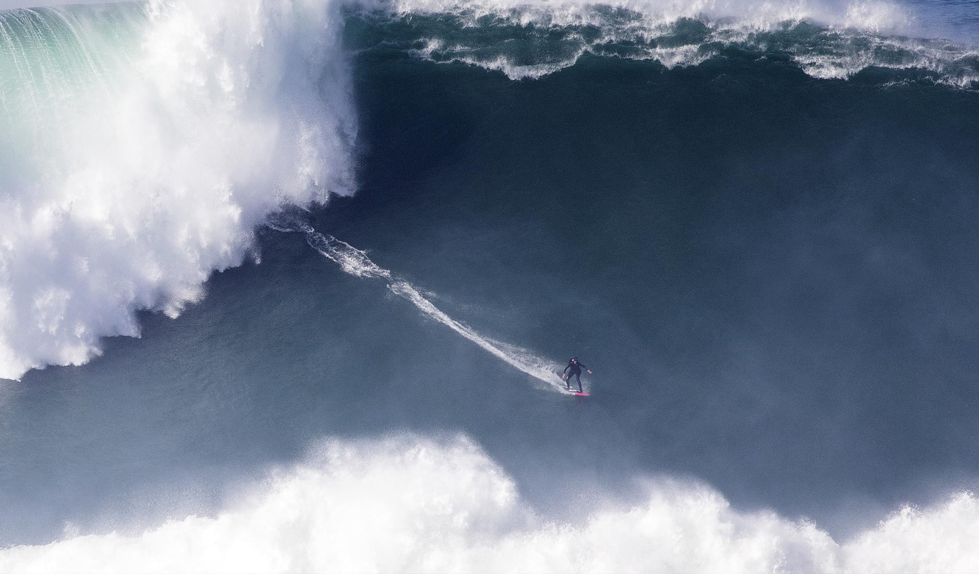 Justine Dupont surfe sa plus grosse vague à Nazaré