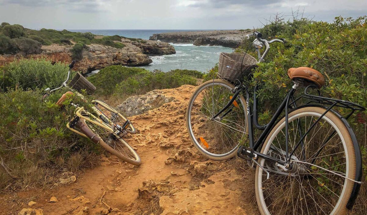 Vélos au bord de mer
