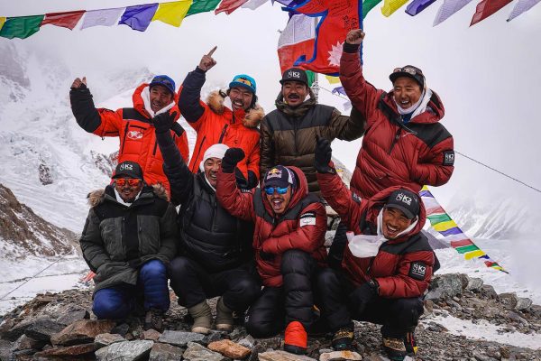 Equipe Népalaise victorieuse du K2 en hivernale