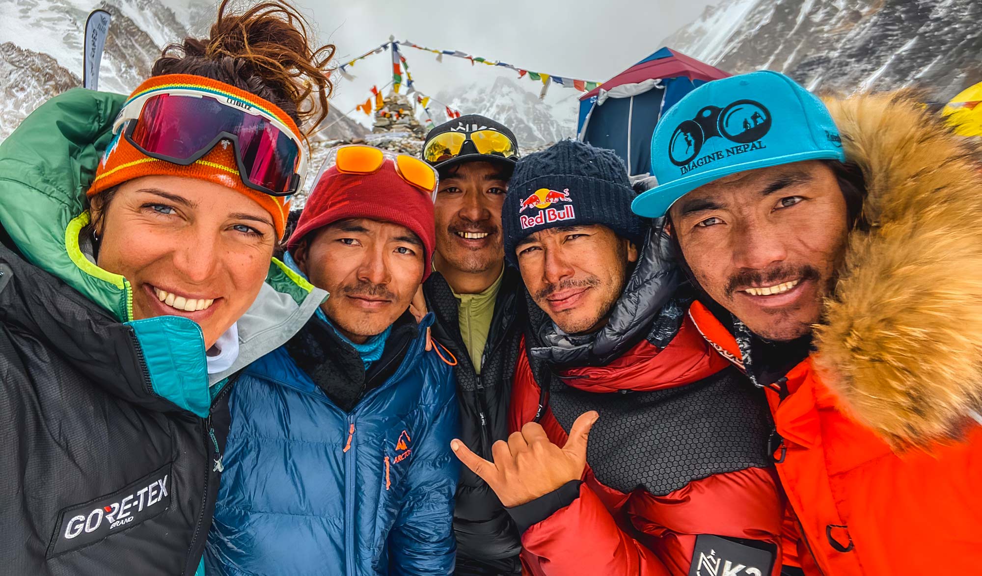 Tamara Lunger & l'équipe népalaise victorieuse du K2 en hivernal