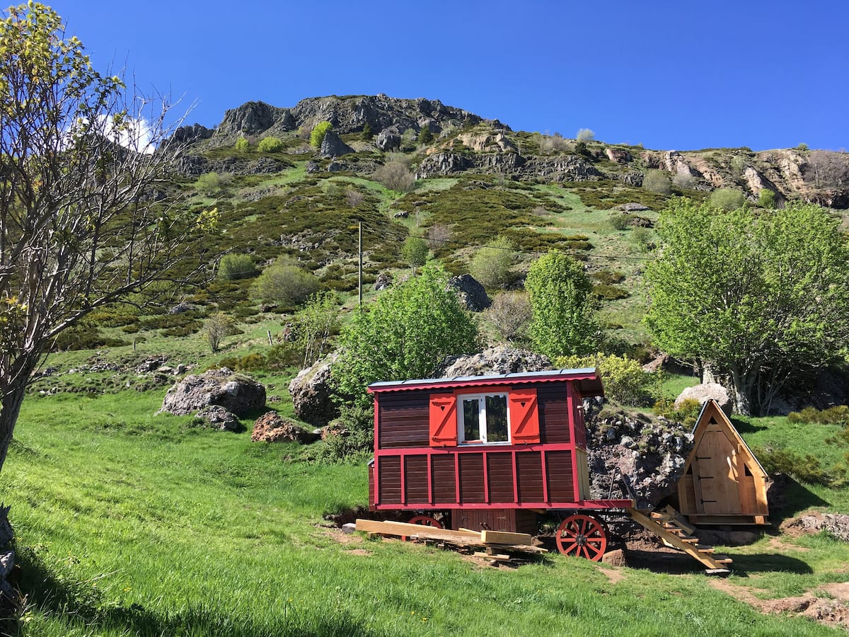 Roulotte en bois dans un écrin de nature