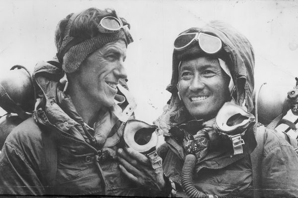 enzing Norgay Sherpa (à droite), Edmund Hillary (à gauche), premiers hommes au sommet de l'Everest