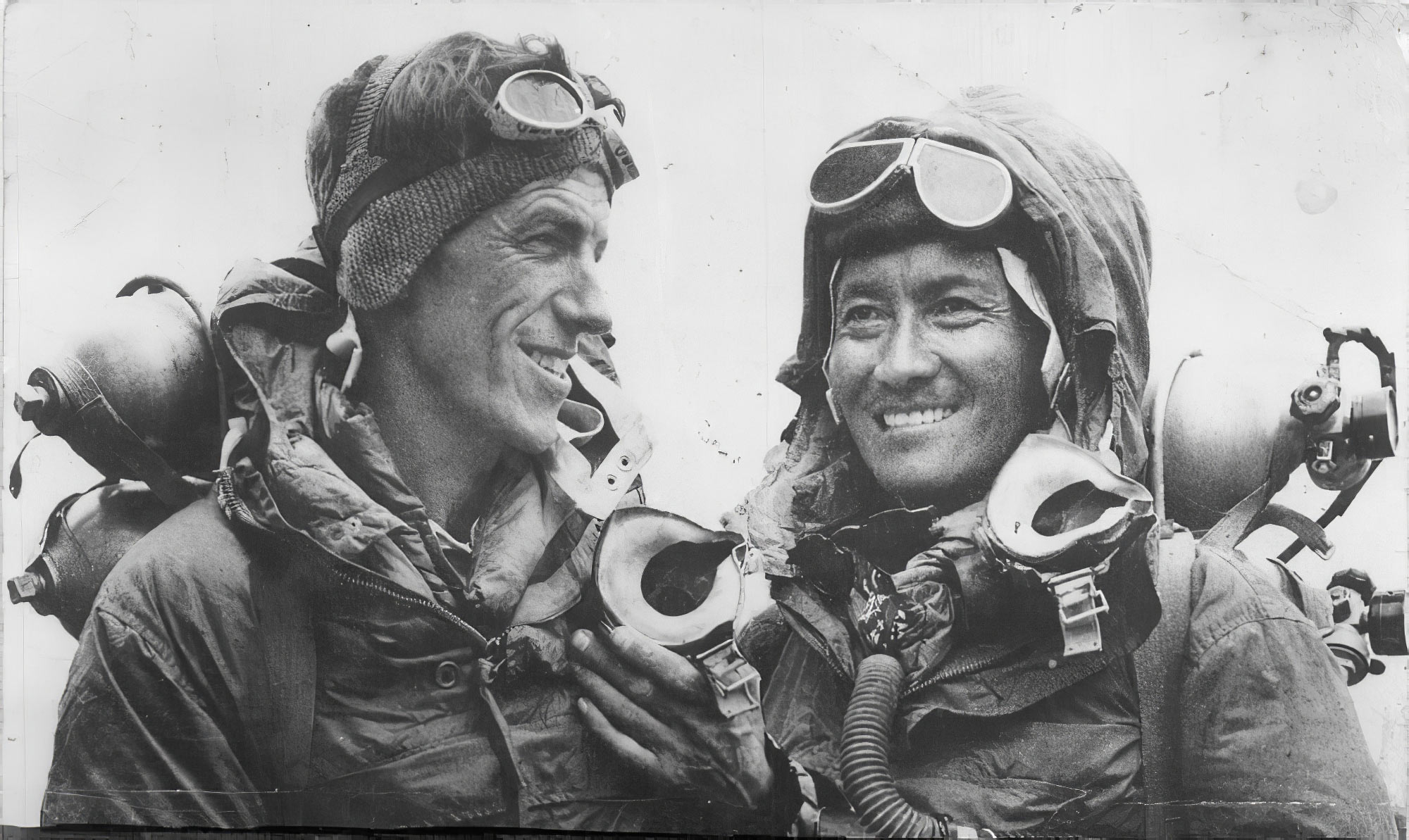 enzing Norgay Sherpa (à droite), Edmund Hillary (à gauche), premiers hommes au sommet de l'Everest