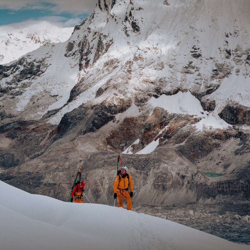 En 2018, Hilaree Nelson et Jim Morrison ont été les premiers à skier le couloir du Lhotse depuis le sommet du quatrième plus haut sommet du monde, le Lhotse, à la frontière entre le Népal et le Tibet.
