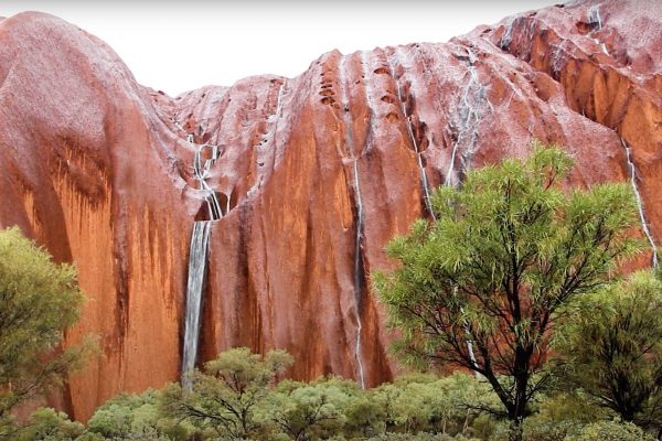 Exceptionnel : des cascades surgissent sur le rocher sacré d'Uluru