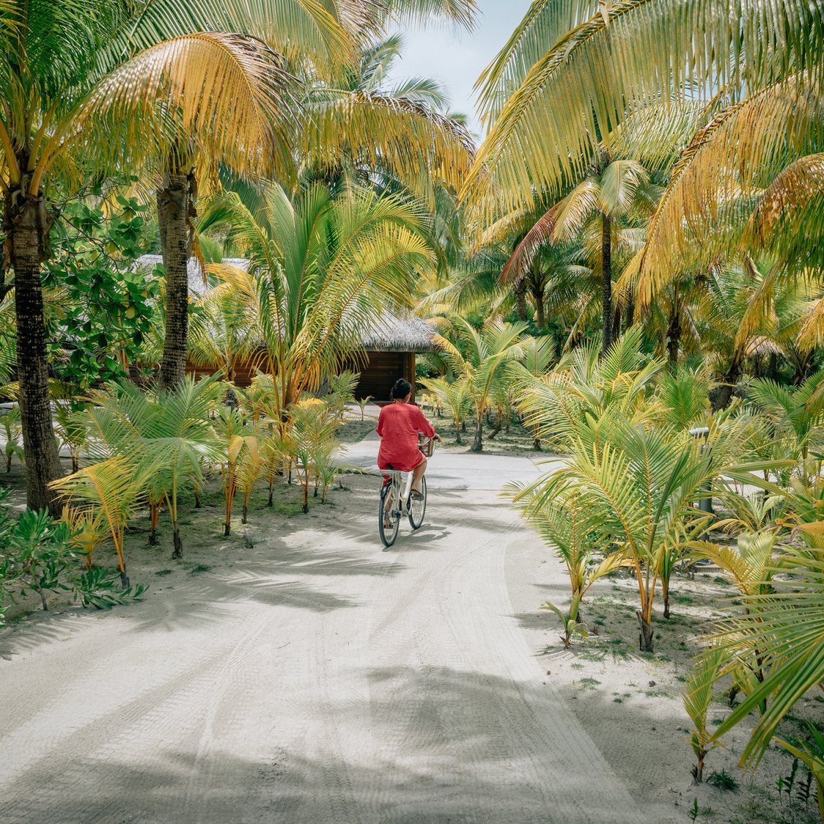 Balade à vélo à travers le village de Tetiaroa