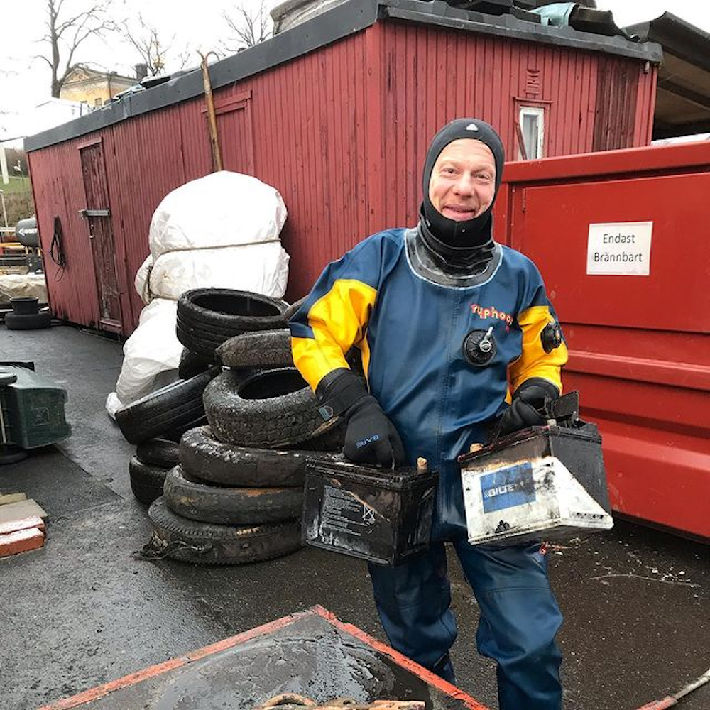 Environnement : des passionnés de plongée traquent les déchets toxiques dans les canaux de Stockholm