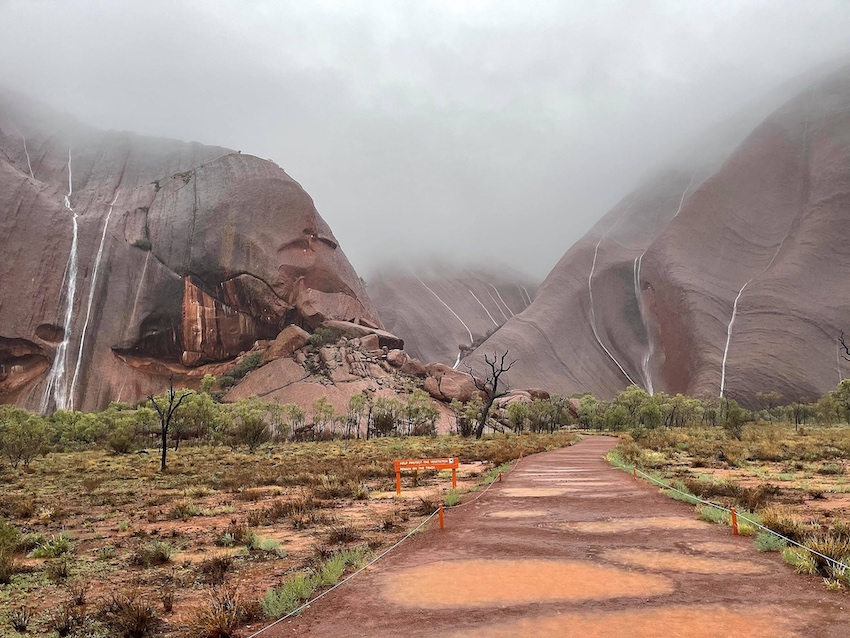 Exceptionnel : des cascades surgissent sur le rocher sacré d'Uluru