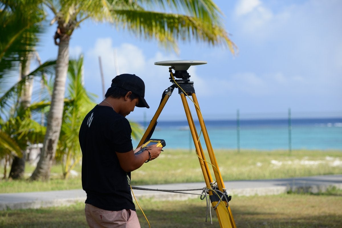 Un employé de la société Tetiaroa sur le terrain. La société se consacre à l'étude de l'atoll et à sa conservation. Des scientifiques du monde entier s'y rendent pour y mener des recherches.
