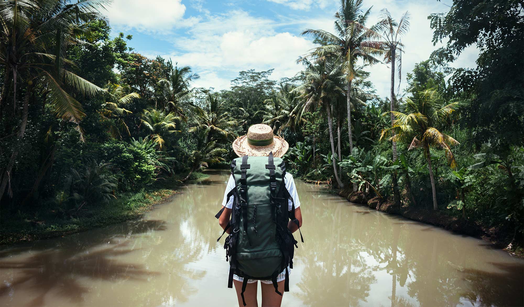 Voyageur à sac à dos dans la jungle