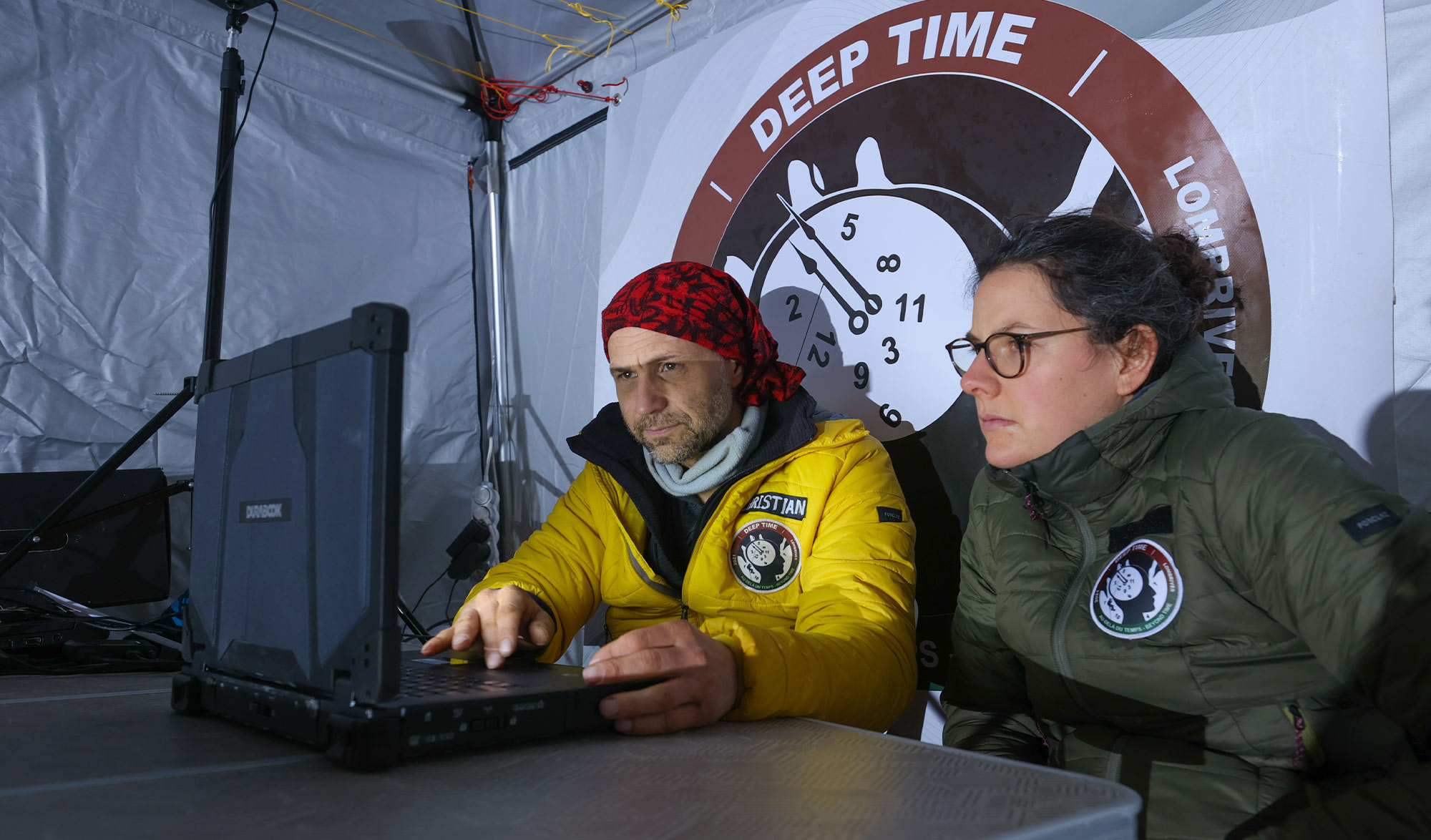 Deep Time : Christian Clot & Margaux Romand-Monnier travaillant sur les protocoles scientifiques in situ