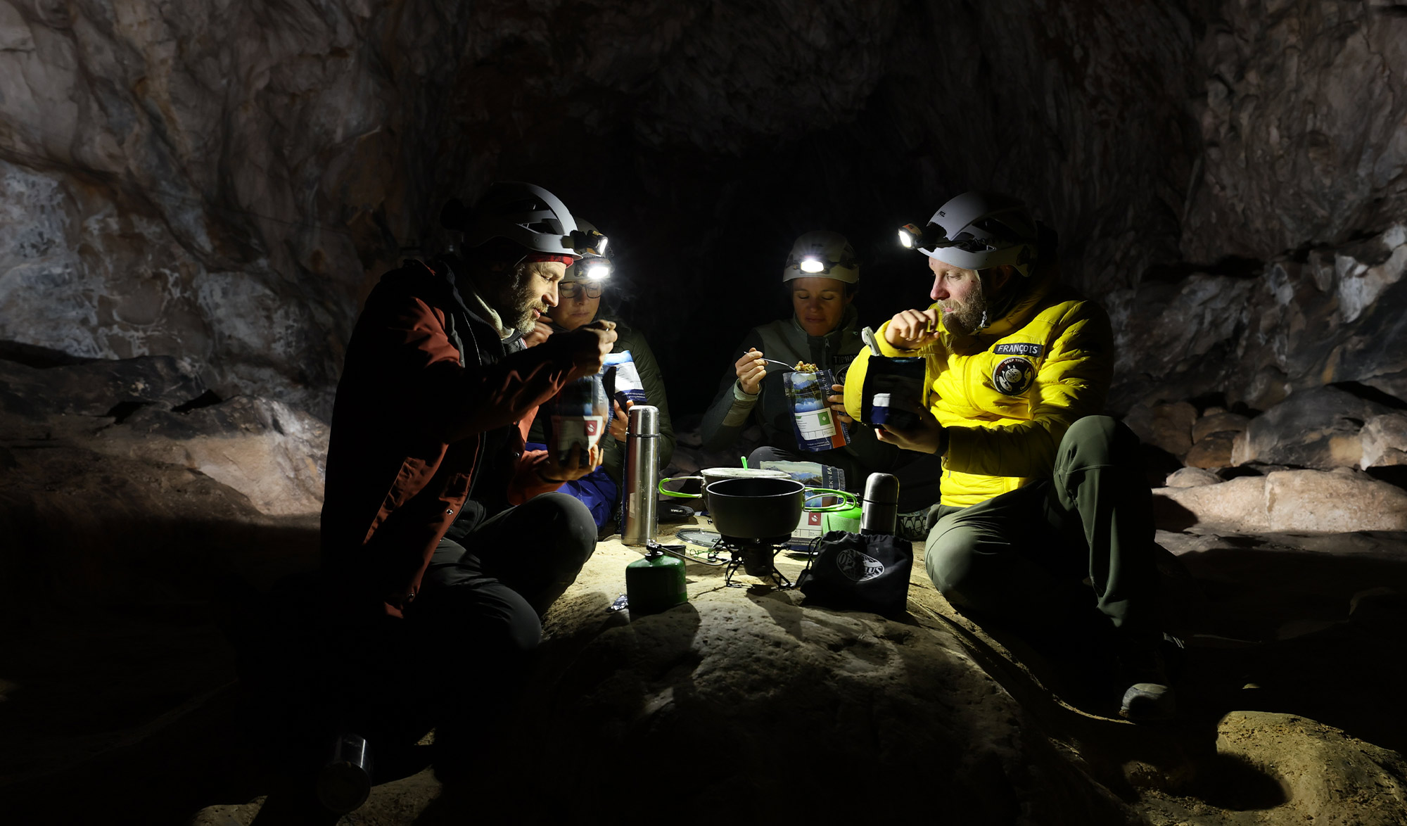 Deep Time : Repas des explorateurs de la grotte de Lombrives