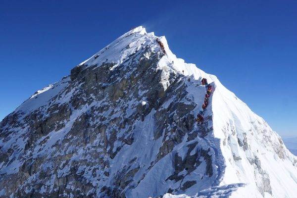 Queue d'alpinistes au sommet de l'Everest