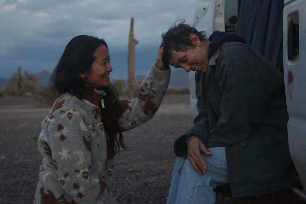 La réalisatrice Chloé Zhao (à gauche) et l’actrice Frances McDormand sur le tournage de « Nomadland »