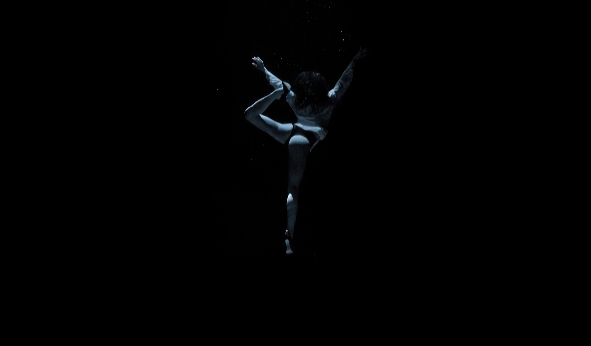 Tang'O la danseuse espagnole Hariadna Hafez dans en apnée à 10 mètres sous l'eau