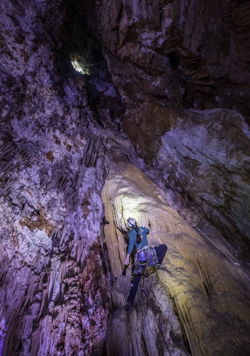 Caroline Ciavaldini et James Pearson escalade dans une grotte