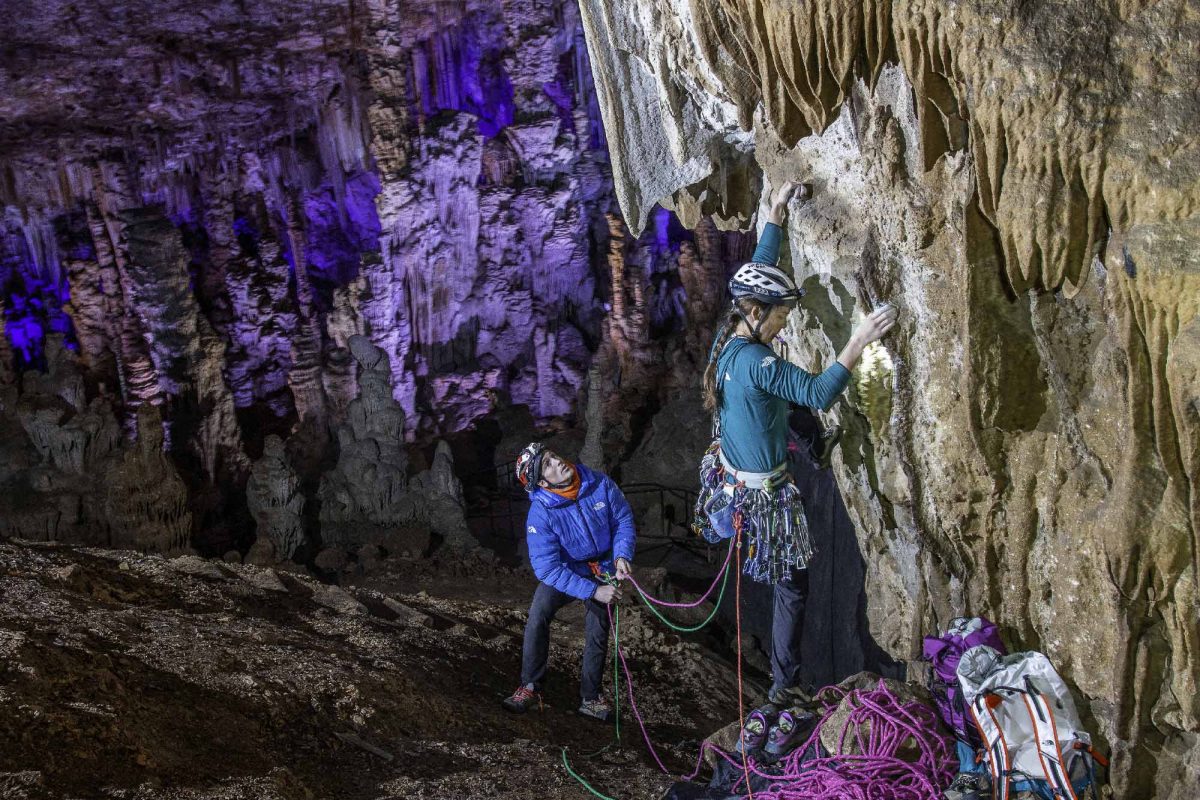 Caroline Ciavaldini et James Pearson escalade dans une grotte