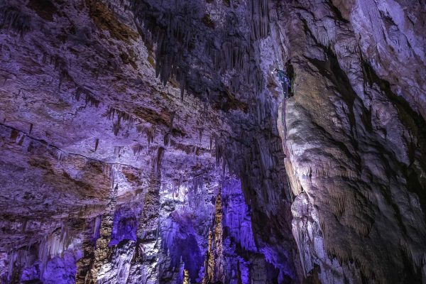 Caroline Ciavaldini et James Pearson escalade dans une grotte