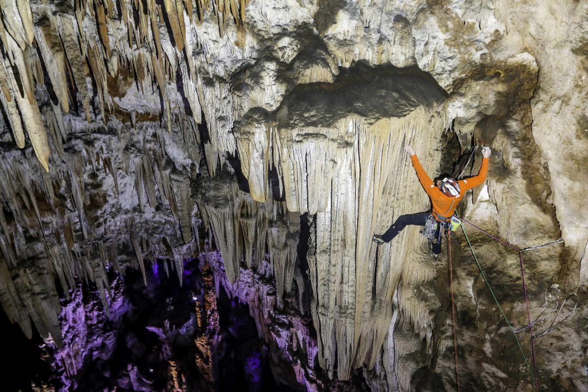 Caroline Ciavaldini et James Pearson escalade dans une grotte