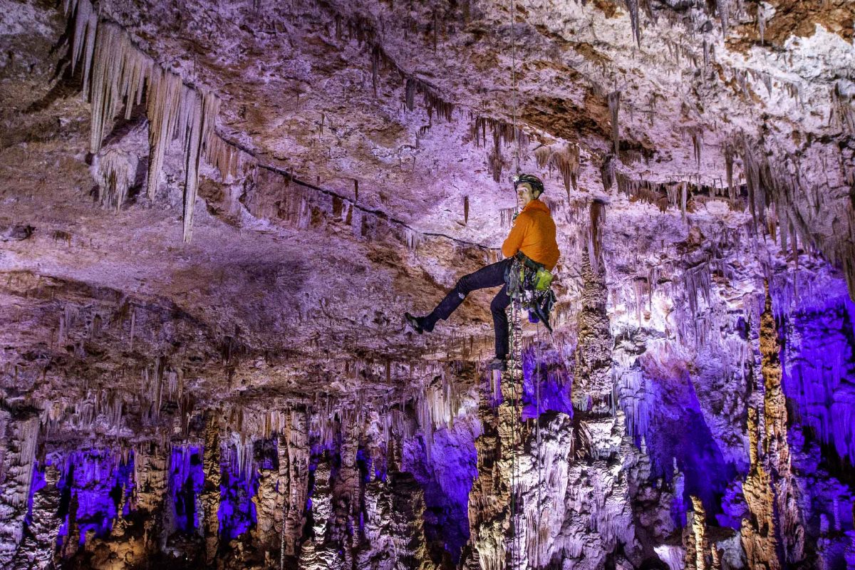 Caroline Ciavaldini et James Pearson escalade dans une grotte