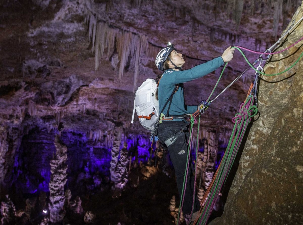 Caroline Ciavaldini et James Pearson escalade dans une grotte