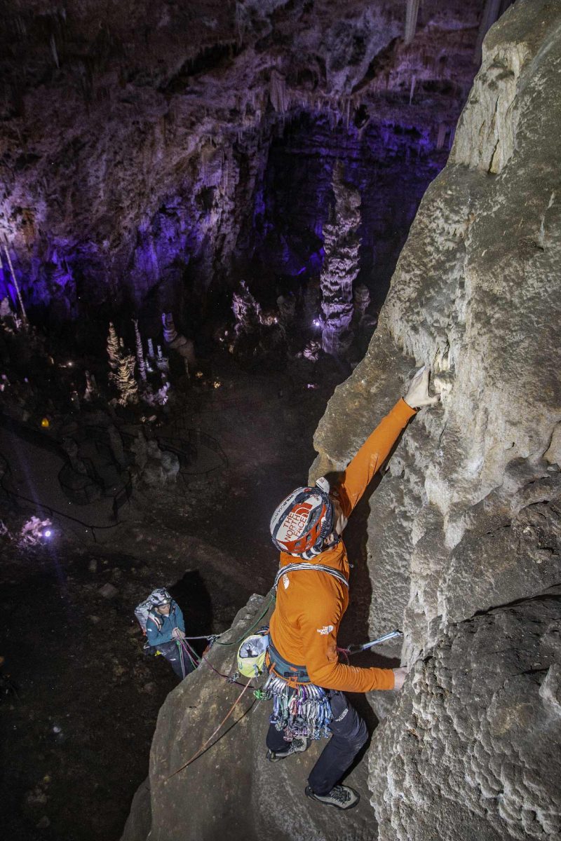 Caroline Ciavaldini et James Pearson escalade dans une grotte