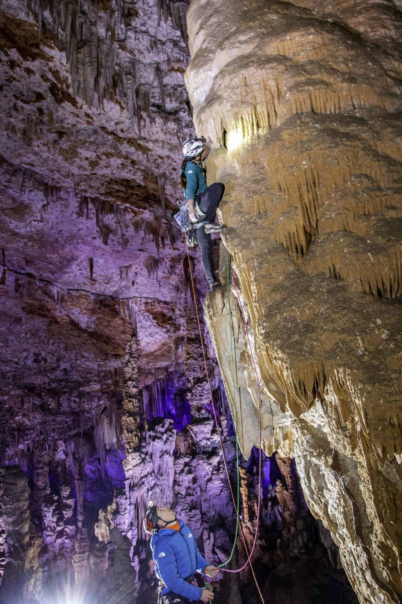 Caroline Ciavaldini et James Pearson escalade dans une grotte