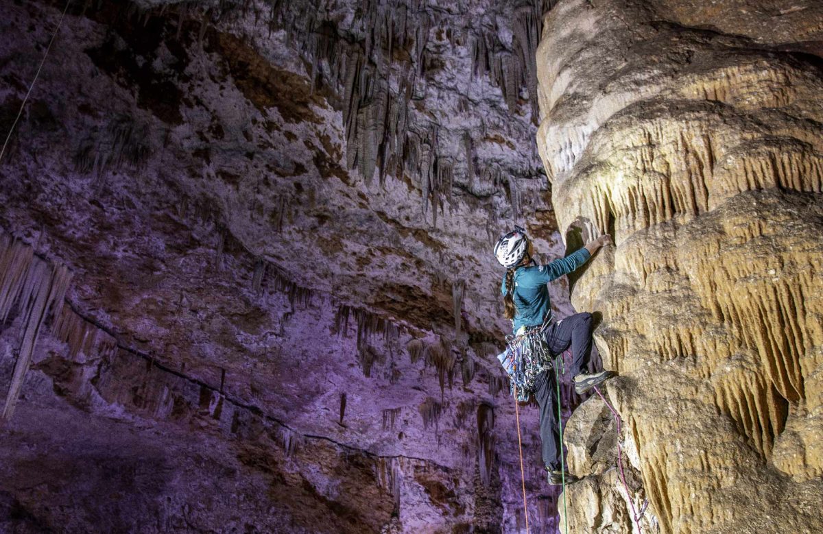 Caroline Ciavaldini et James Pearson escalade dans une grotte