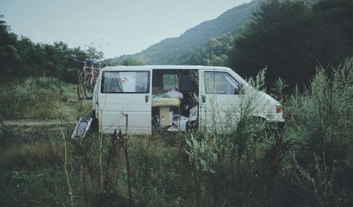 Van sur une aire de camping
