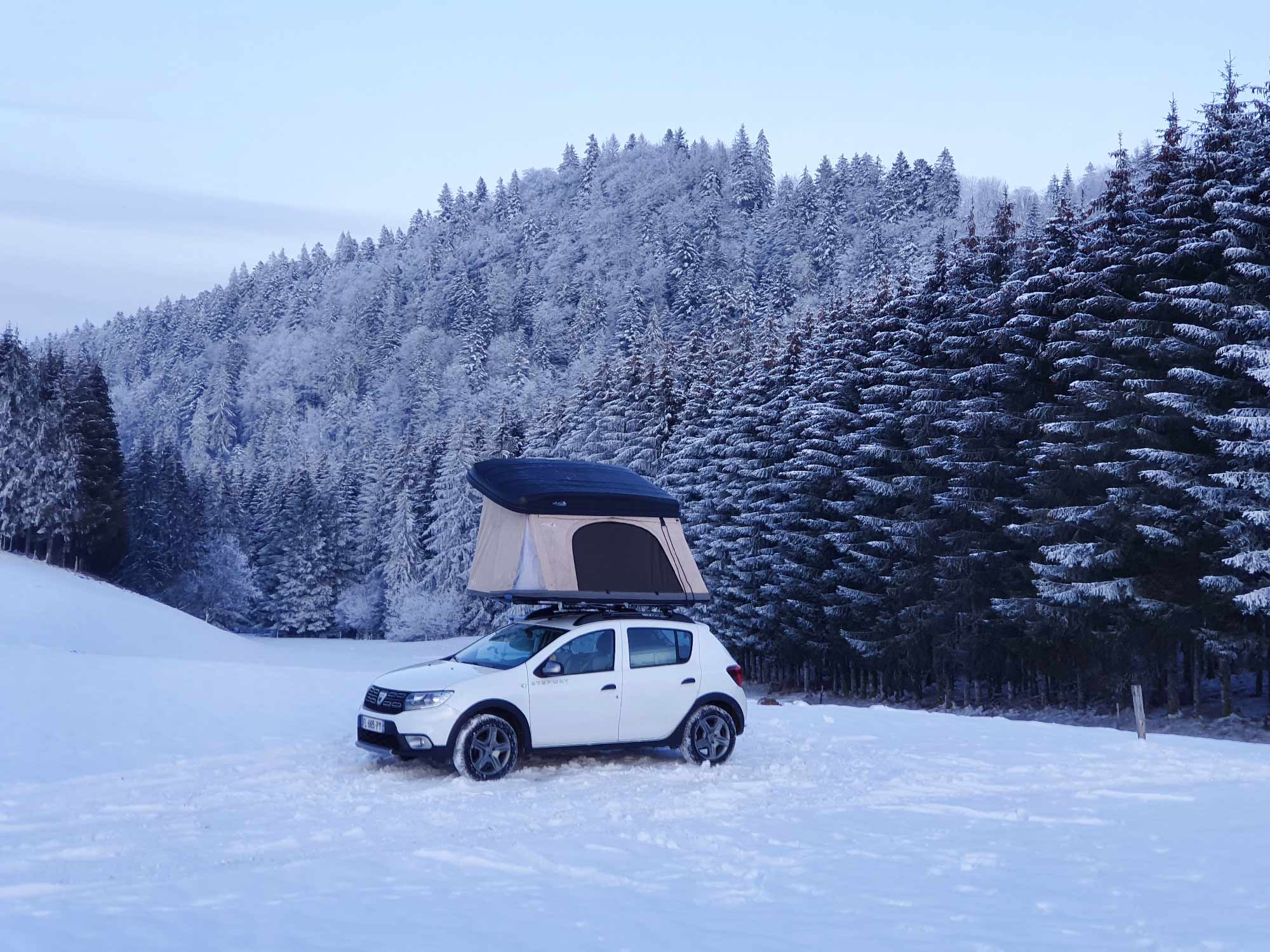 Jeff Bloyet tour d'europe, tente sur le toit