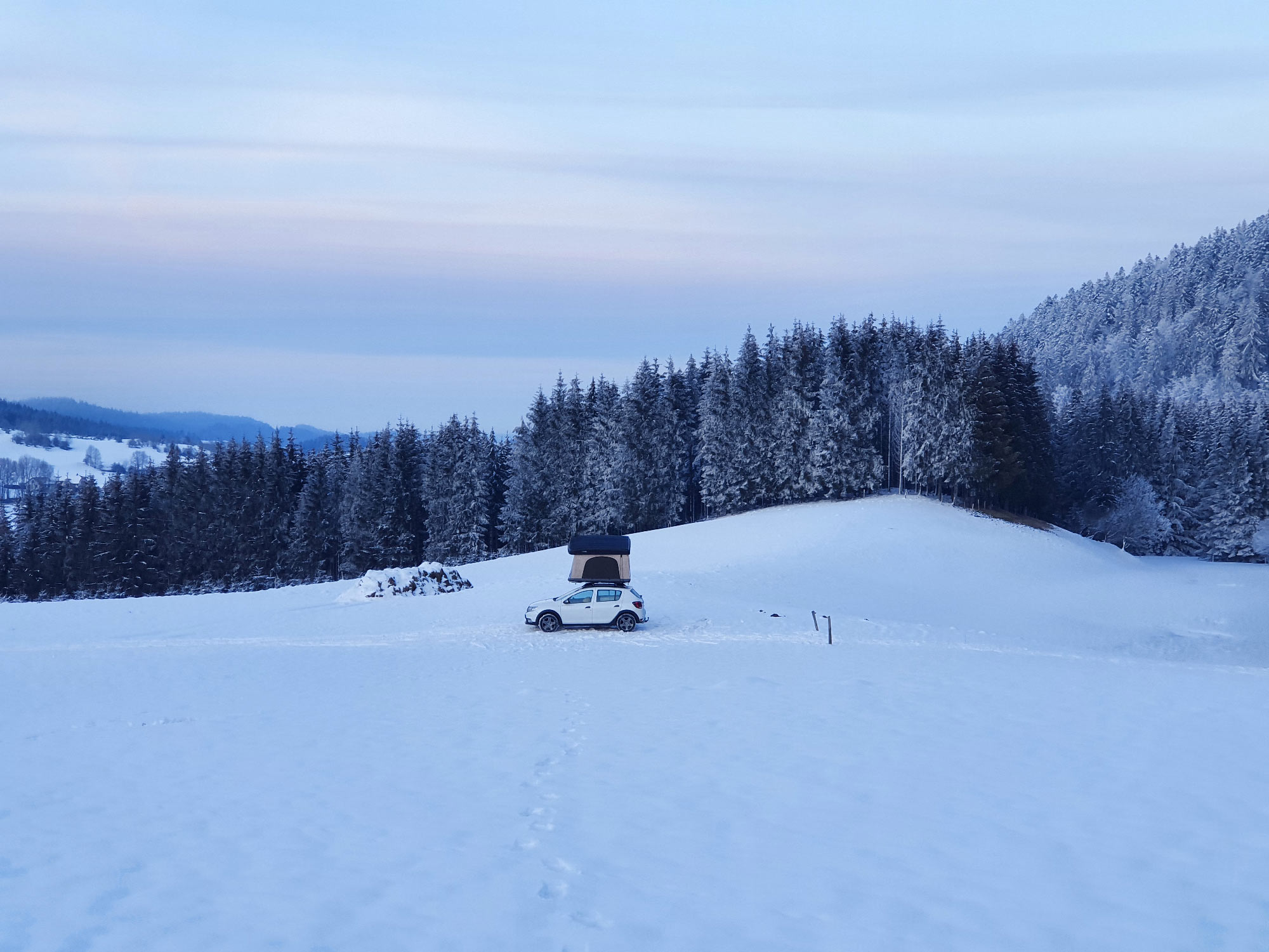 Jeff Bloyet tour d'europe, tente sur le toit