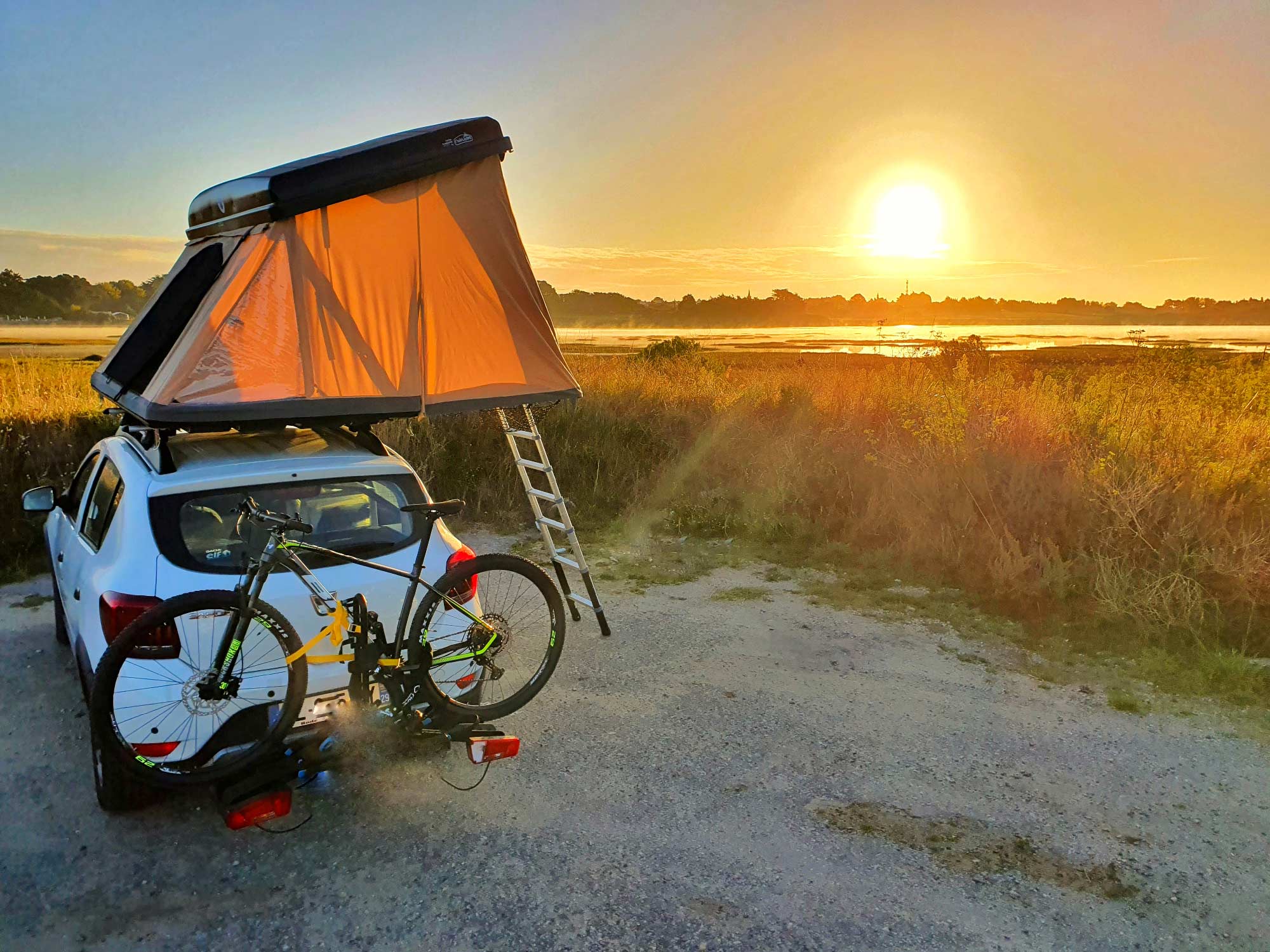 Jeff Bloyet tour d'europe, tente sur le toit