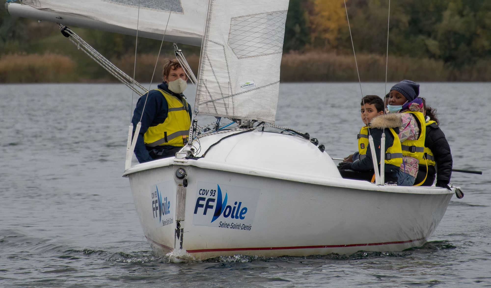 Le navigateur Paul Meilhat embarque les enfants de banlieue avec Surfrider