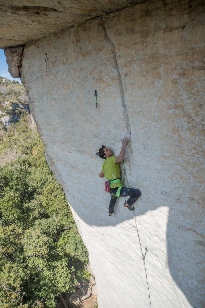 Baptiste Dherbilly escalade une grande voie