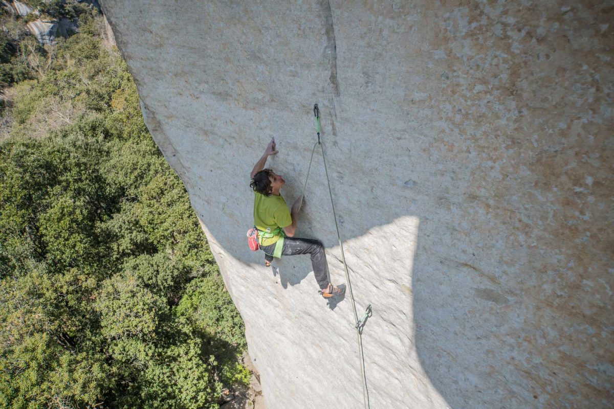 Baptiste Dherbilly escalade une grande voie