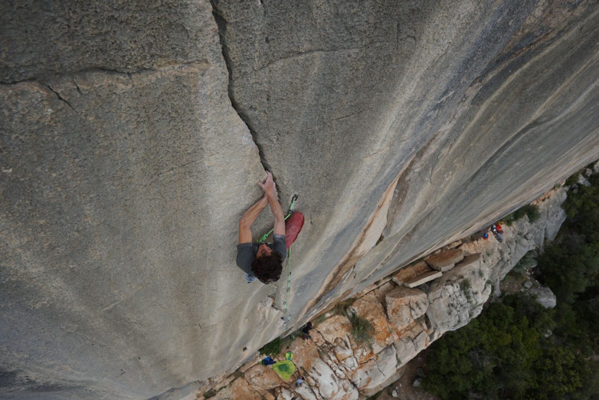 Baptiste Dherbilly escalade une grande voie