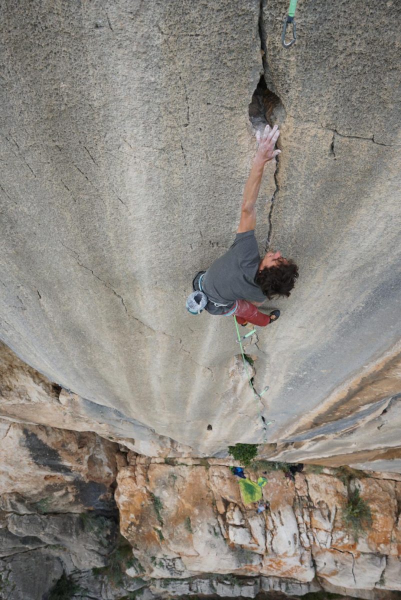 Baptiste Dherbilly escalade une grande voie