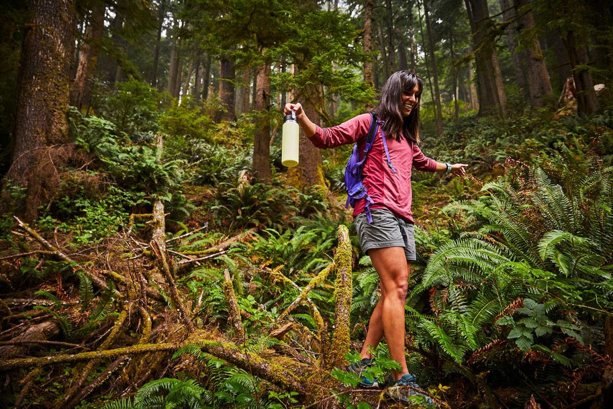 randonnée dans les bois avec une bouteille Hydro Flask