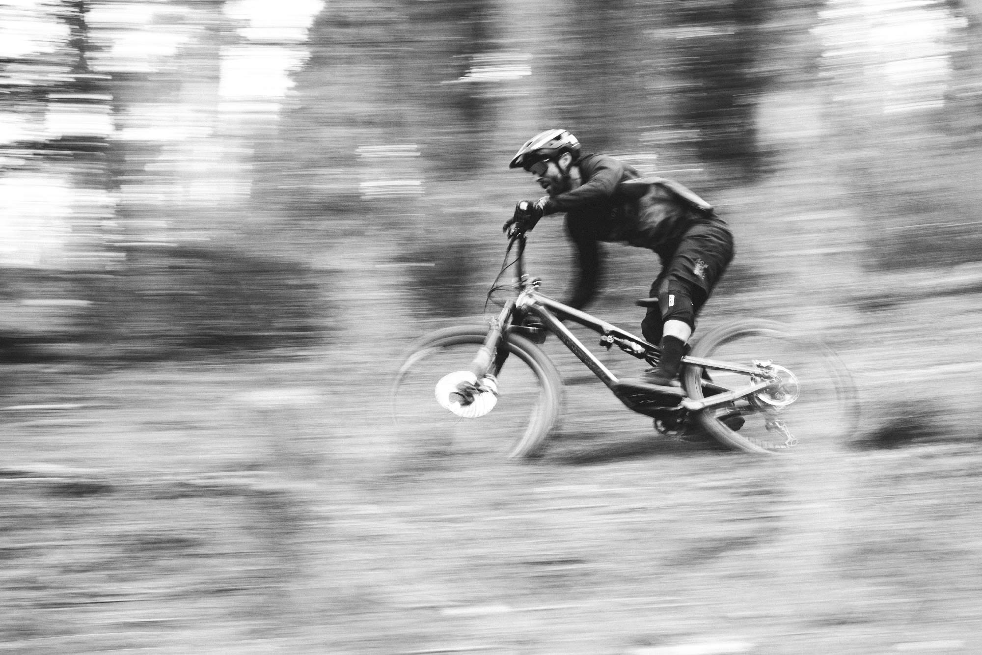 Kilian Bron ride en forêt